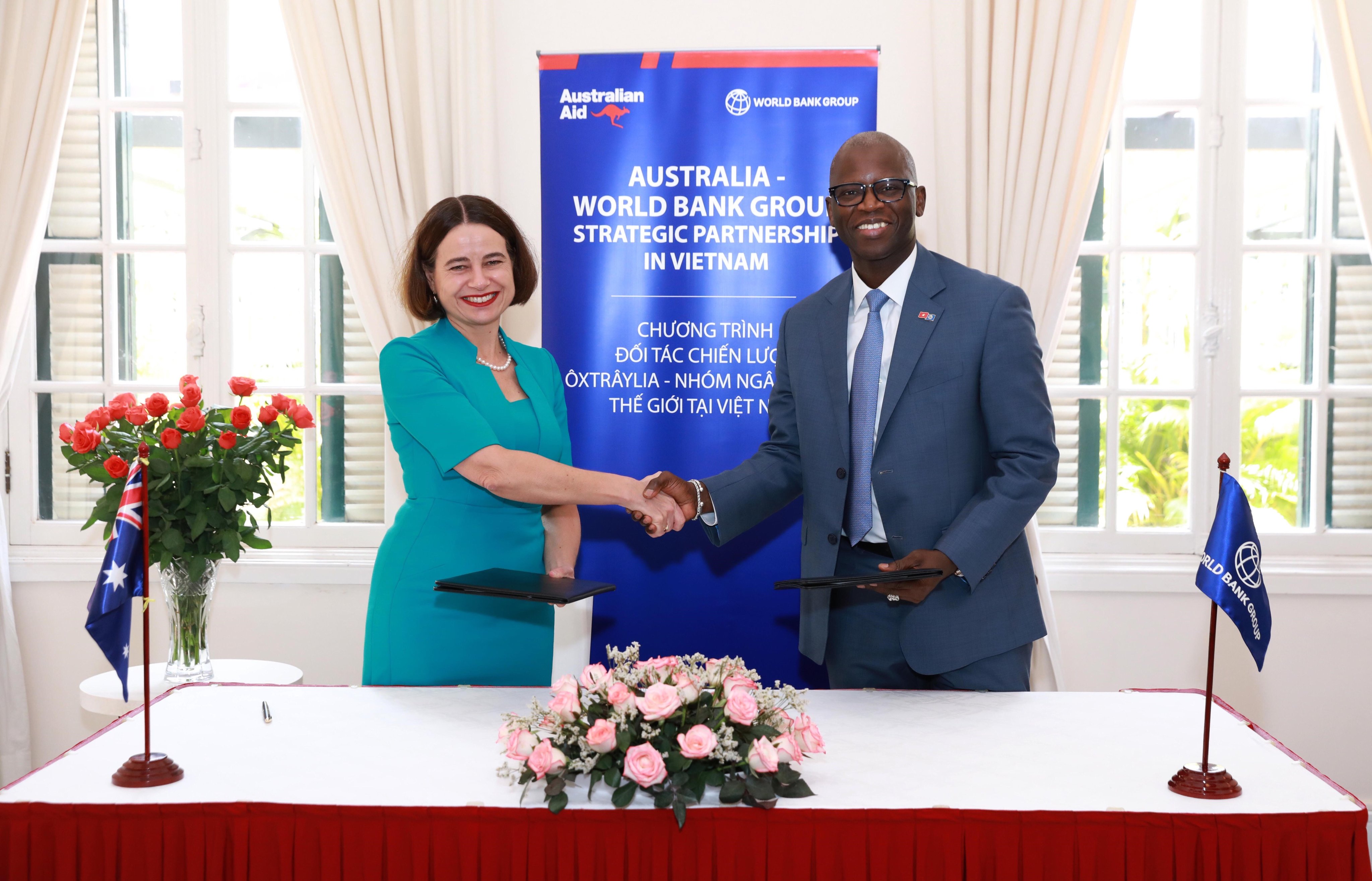 Đại sứ Australia tại Việt Nam Robyn Mudie và Giám đốc quốc gia Ngân hàng Thế giới tại Việt Nam Ousmane Dione ký kết khoản viện trợ bổ sung trị giá 5 triệu đô la Australia trong khuôn khổ Chương trình Hợp tác chiến lược Chính phủ Australia – Nhóm Ngân hàng Thế giới.